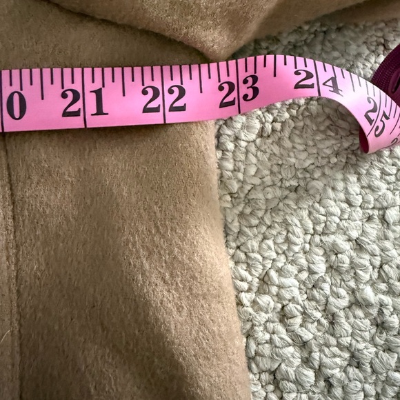 Burberry duffle coat in a beige or camel colorway with a heart-pattern EUC - Picture 5 of 13